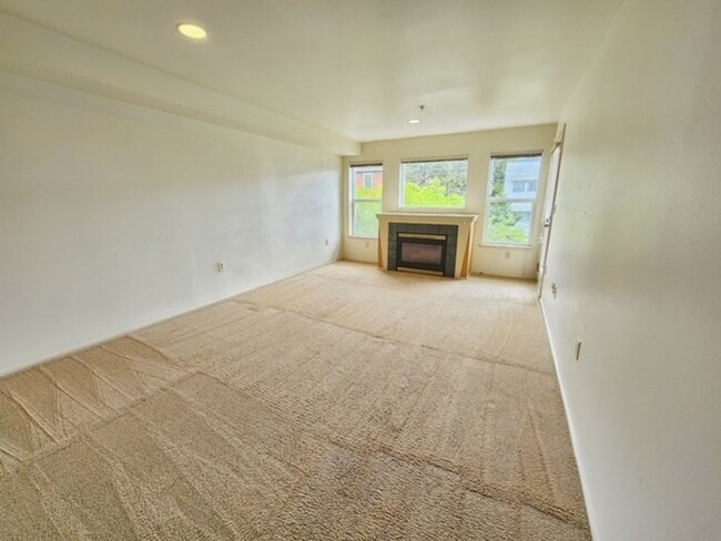 Building Photo - Spacious 1 Bed 1 Bath + Den Condo - Seattle