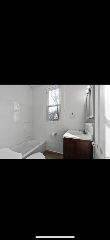 Building Photo - 215 Sabine St