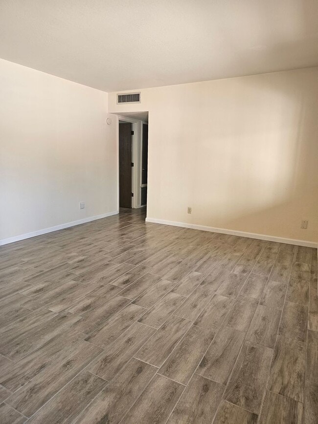 Building Photo - Amazing 2 bedroom with indoor laundry