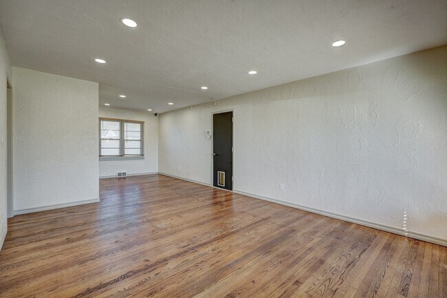 Building Photo - 4817 N Linn Ave