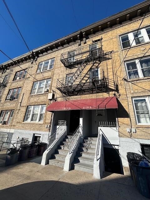 Building Photo - 131 W 54th St