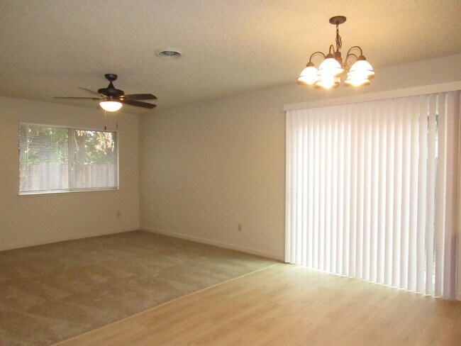 Foto del edificio - 340-344 El Rio Ct