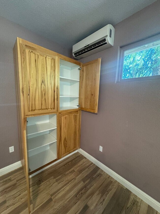 Foto del edificio - STUDIO AVAILABLE NOW - UTILITIES INCLUDED
