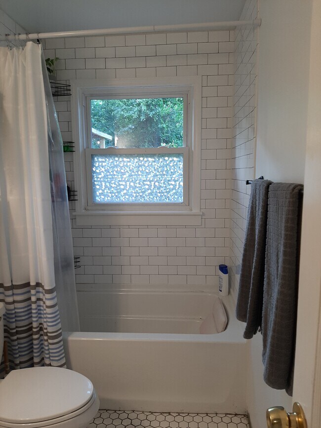 Renovated bathroom - 2227 Glascock St
