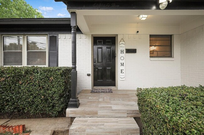 Foto del edificio - 8005 Woodhue Rd
