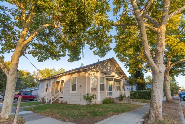 138 Ash Street Duplex Homes (4 unidades) - 208 B St