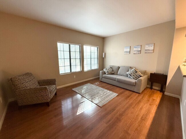 Foto del edificio - 1/BD 1/BA Light-Filled Condo in Gated Comm...