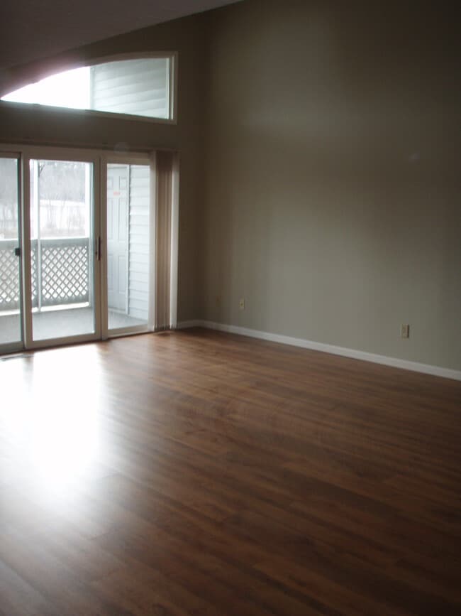 Living room - 1374 S College Mall Rd