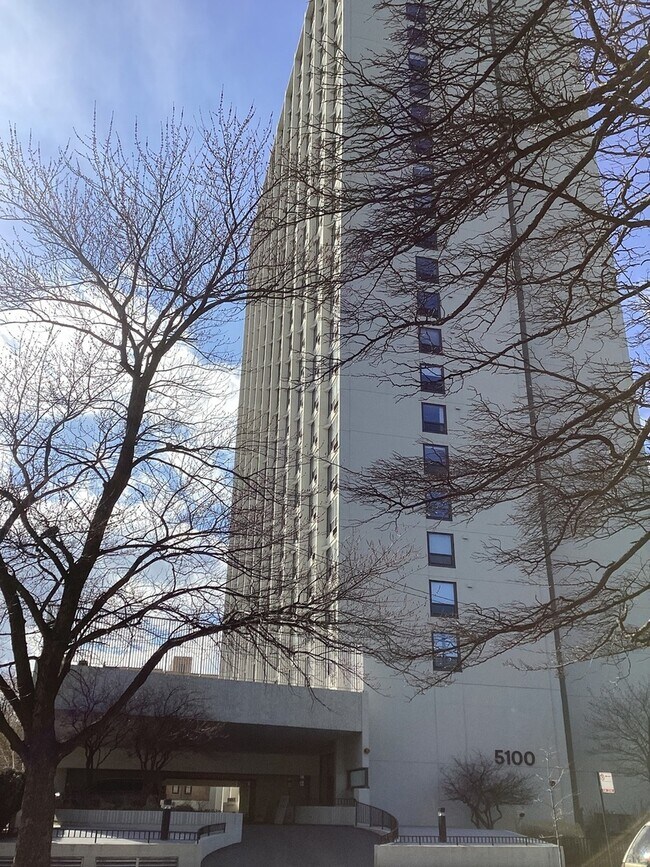 Foto del edificio - 5100 N Marine Dr