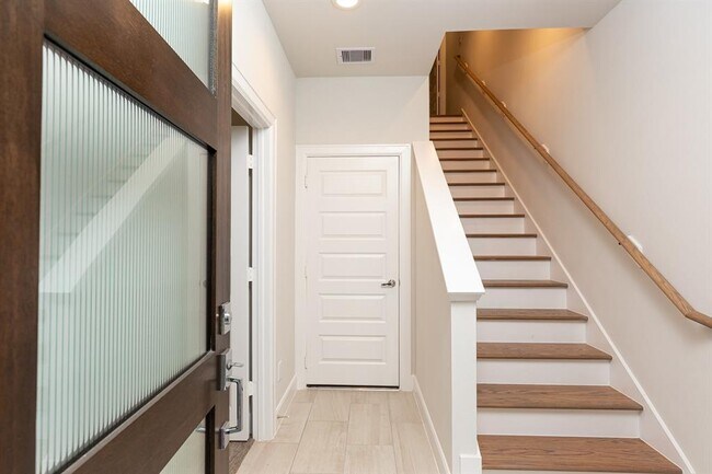 Foto del edificio - 2729 Clinton Dr