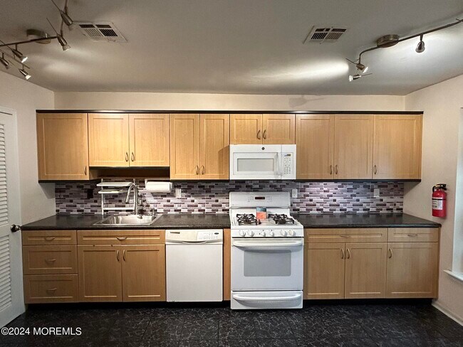 Foto del edificio - 65 Orange Dr