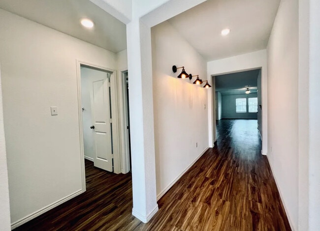 Building Photo - Modern 4-Bed, 2-Bath Retreat with Soaking ...