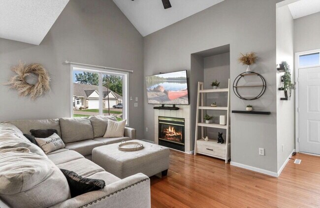 Foto del edificio - Elegant 3-Bed Single Family with Fireplace & Hardwood Floors in Shakopee – 2345 Sq Ft of Comfort