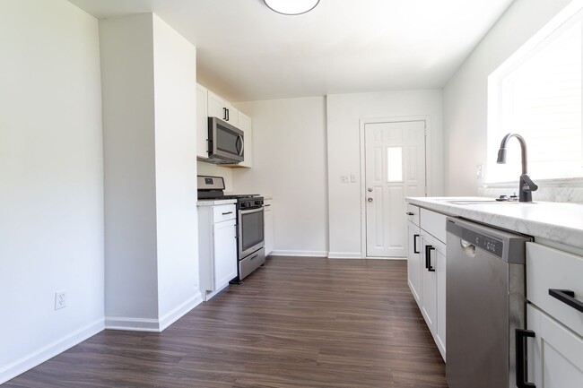 Building Photo - Available JUNE - 1 Bed off street parking,...