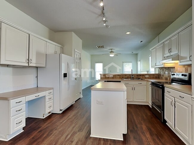 Building Photo - 3300 Kemper Ct