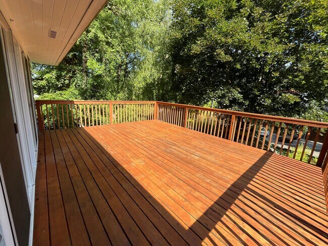Building Photo - Beautifully Updated 4-Bedroom Home with Fr...