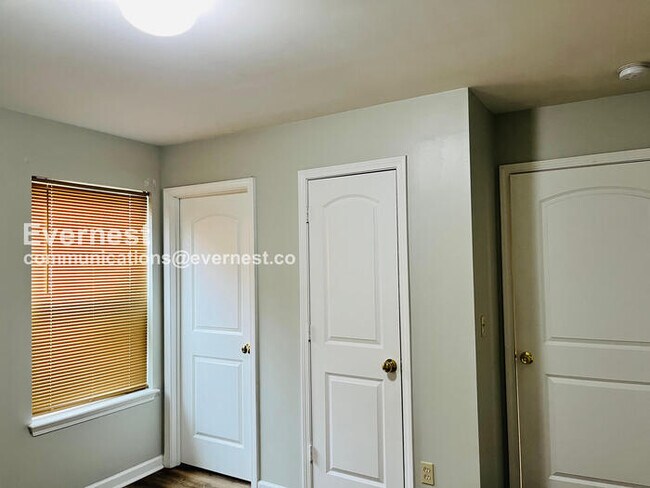 Building Photo - 3 Bed, 2 Bath Home with Off-Street Parking / Pet-Friendly / Coming Soon!