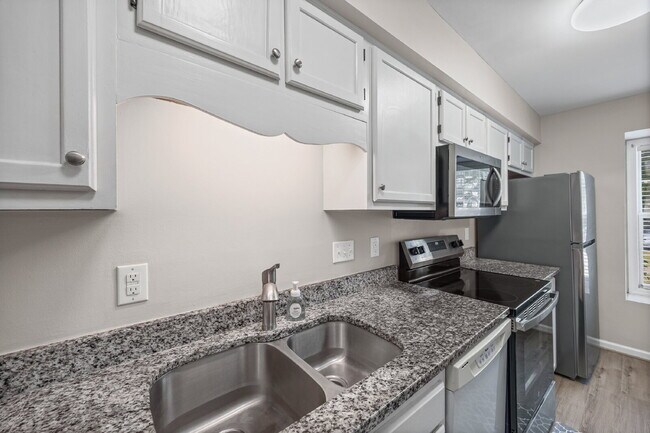 Foto del edificio - "Charming 2-Bed Townhome with Modern Comforts in Fort Mill – Your Cozy Retreat Awaits!"