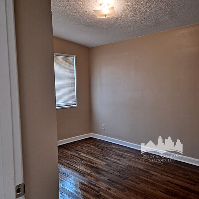 Foto del edificio - 1742 Brown Ave