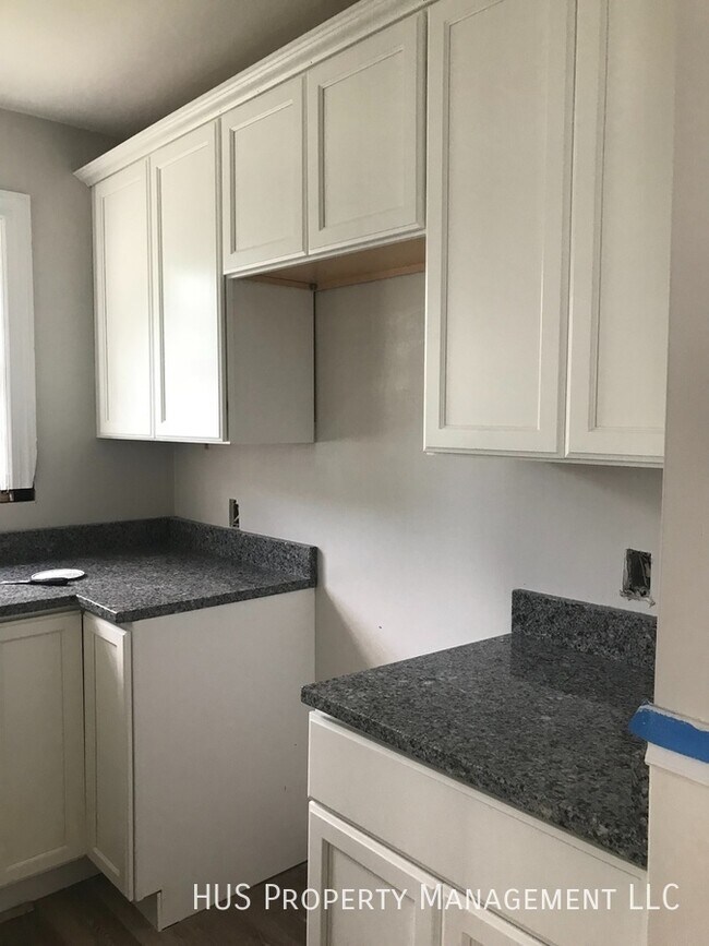 Building Photo - Renovated 3 Bedroom Unit in Single Family ...