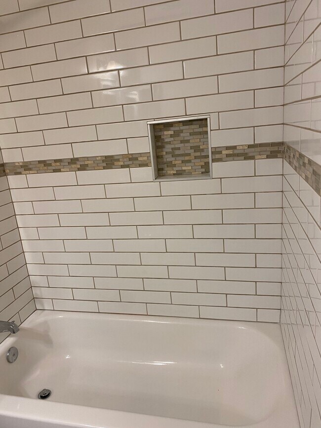Newer tub and tiled shower. - 1235 Chalmette Ave
