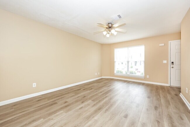 Foto del edificio - 8034 Logan Dr
