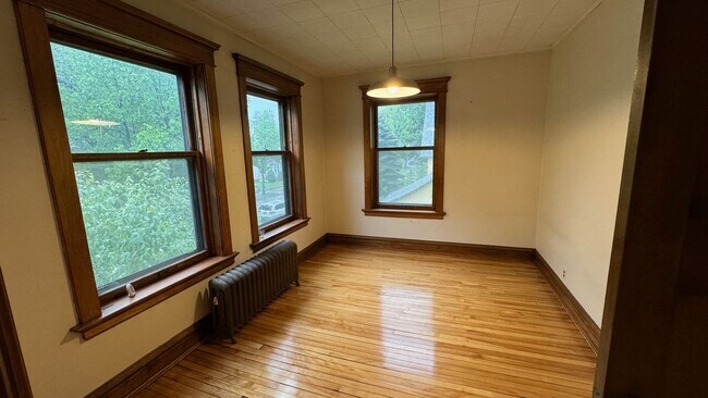 Building Photo - Belmont Apartments 611 Gertrud, 402 S 6th,...