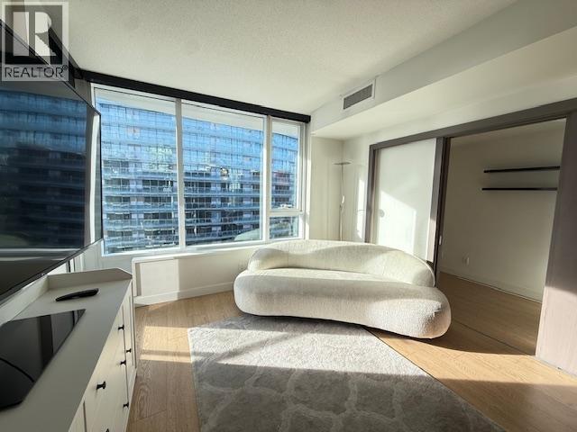 Building Photo - 68 Smithe St