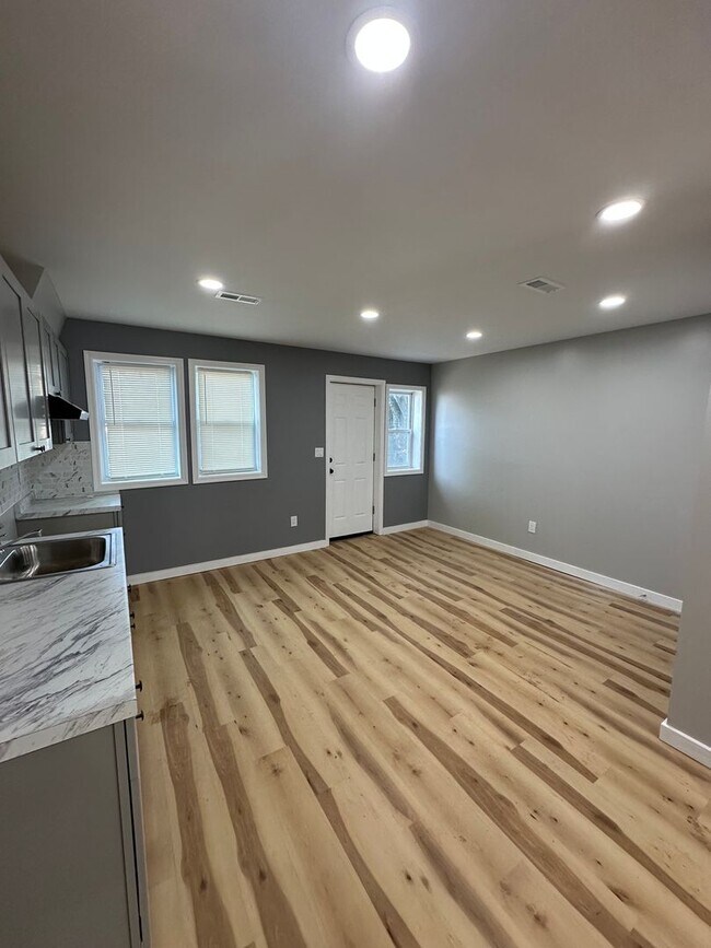 Foto del edificio - Renovated 3 Bed, 1 Bath Townhome in Darby