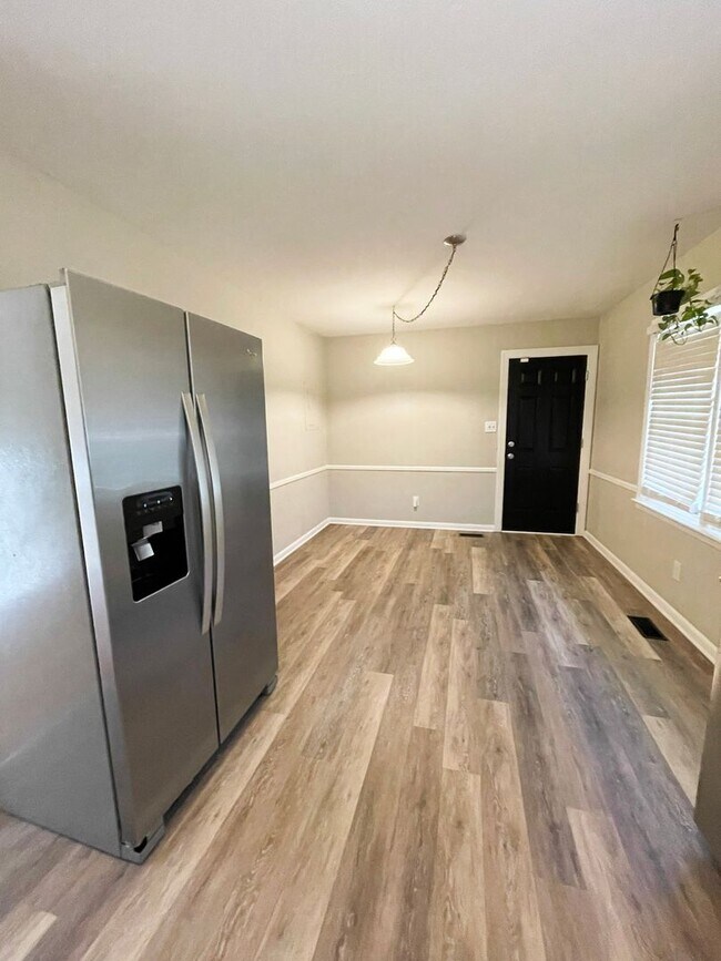 Building Photo - 3 Bedroom 3 Bathroom Tri-level - Pets Okay