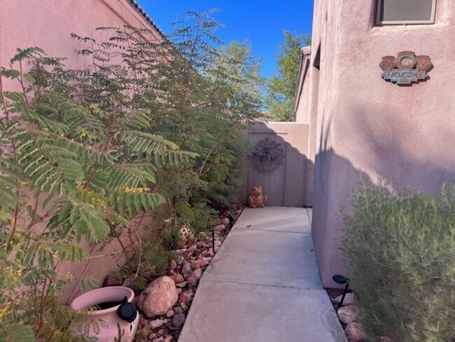 Building Photo - 2BR home, Gated, with pool/spa/clubhouse B...