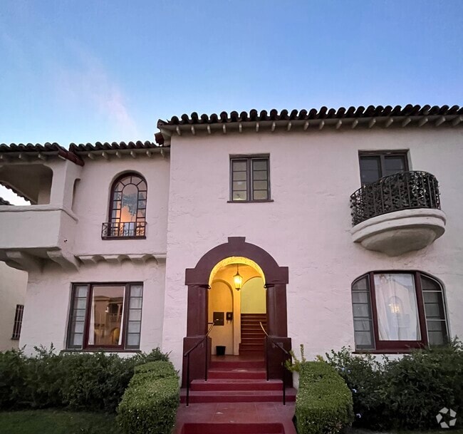 Building Photo - 361 1/2 N Curson Ave