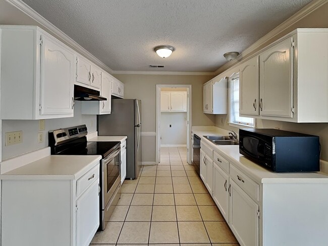Building Photo - 5863 Pipers Green Ln