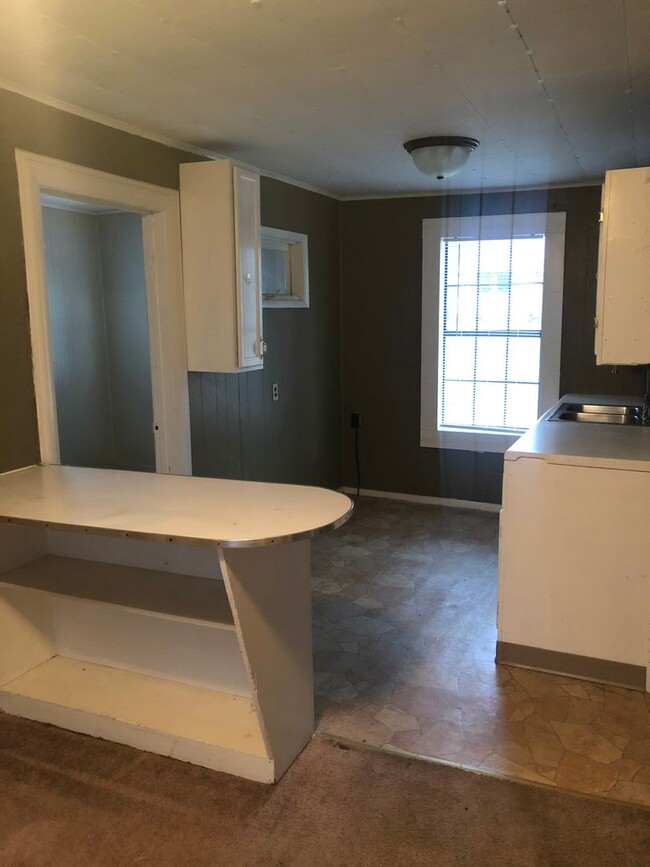 Building Photo - 821 S Leighton Avenue  **MOVE-IN SPECIAL**
