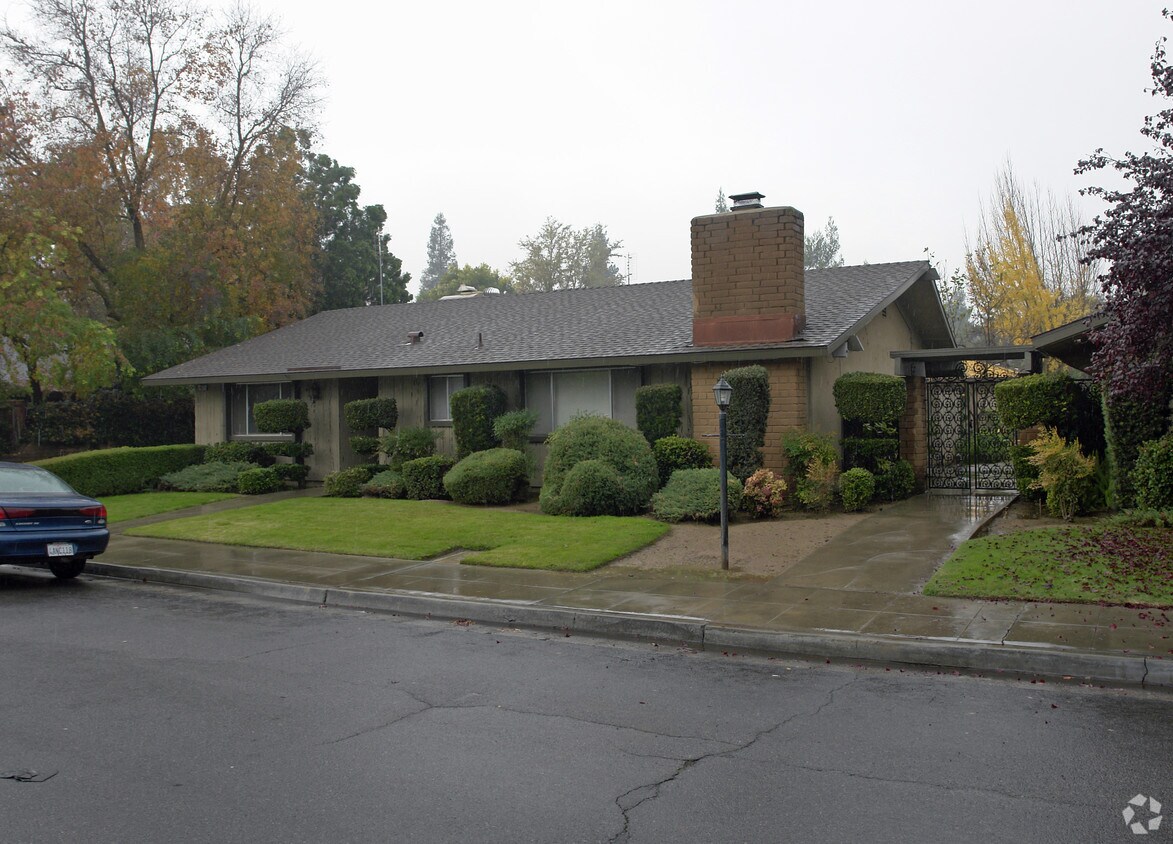 Building Photo - 4671 N Glen Ave