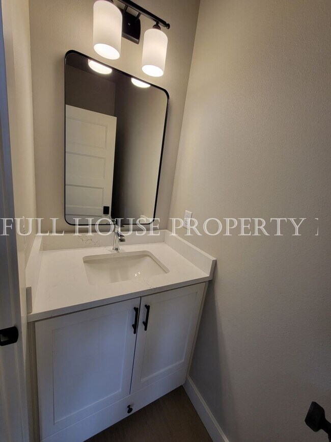Building Photo - 3 br, 2.5 bath House - 1096 South 33rd St.