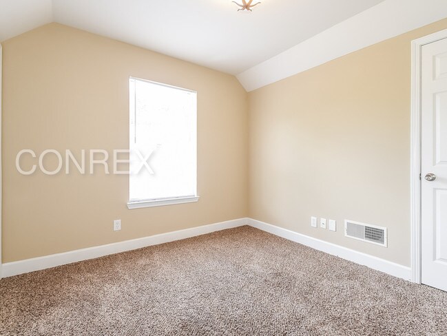 Building Photo - Cozy and Spacious