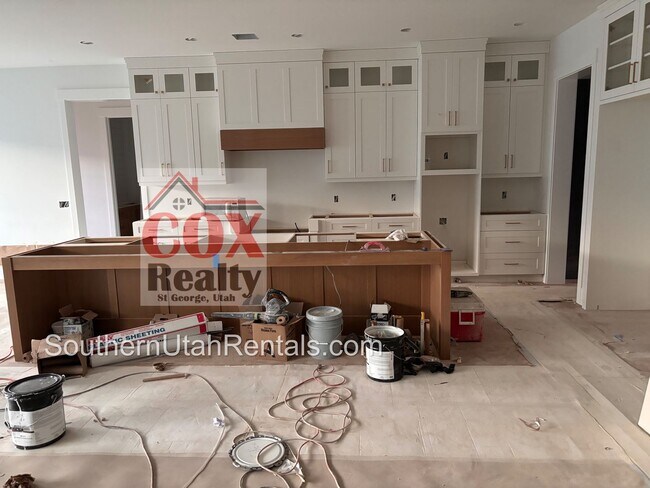 Foto del edificio - Brand New 6 bedroom with RV Garage and Hot...