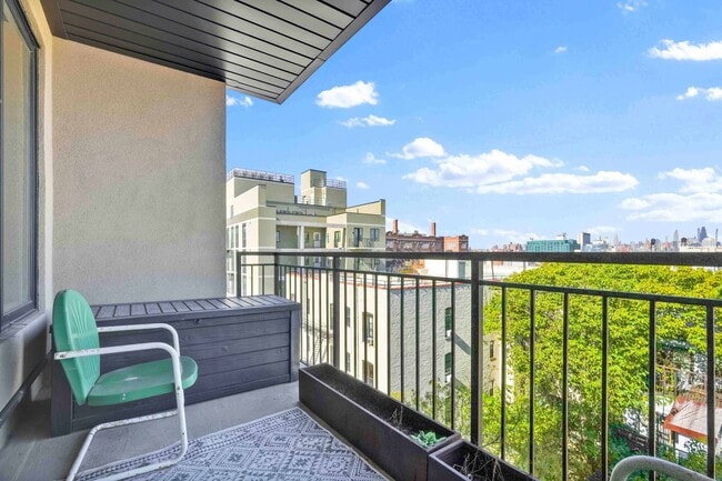 Foto del edificio - 627 DeKalb Ave