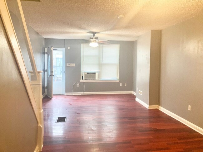Updated 3-Bedroom in Grays Ferry - Updated 3-Bedroom in Grays Ferry House