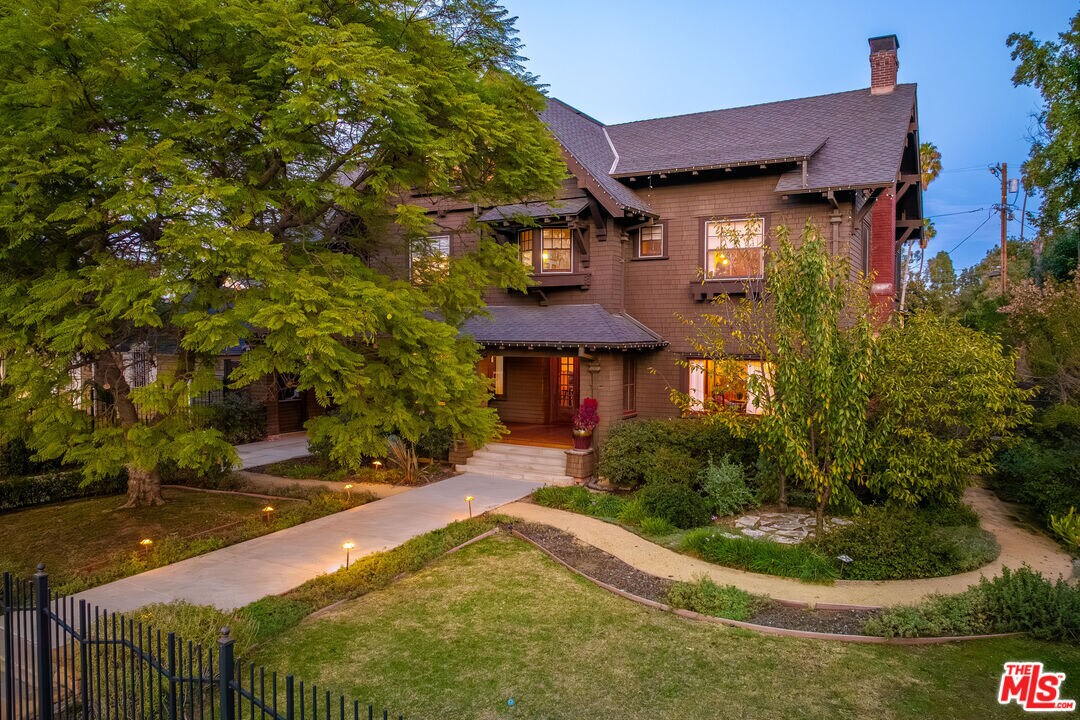 Foto principal - 2242 S Hobart Blvd