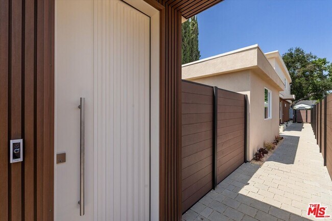 Foto del edificio - 5912 Mammoth Ave