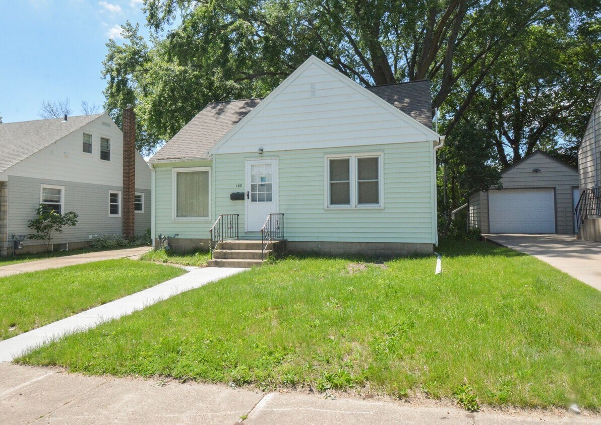 Primary Photo - Great 3br home near Quarry Hill FOR RENT!