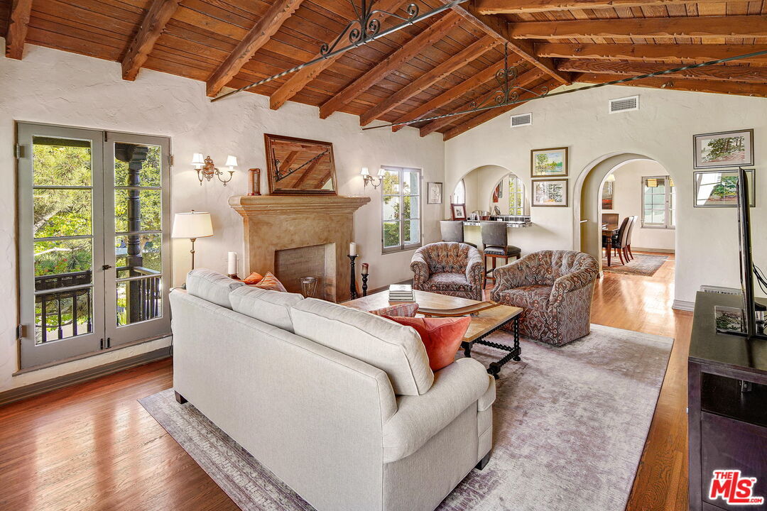 Foto principal - 8200 Willoughby Ave