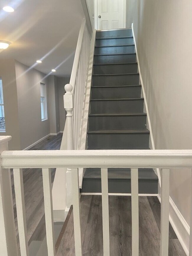 Building Photo - Remodeled Front Porch Row - Oak Lane