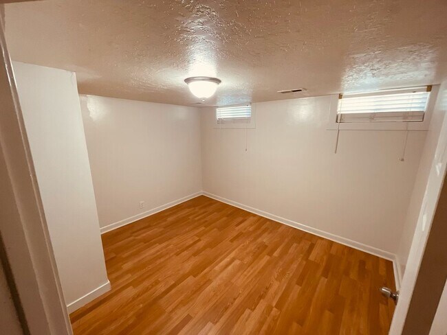 Foto del edificio - 728 Logan Ave S