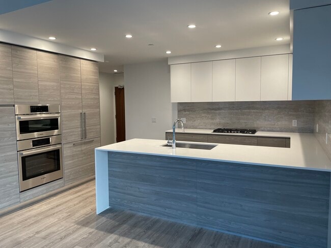 Building Photo - 680 Quayside Dr