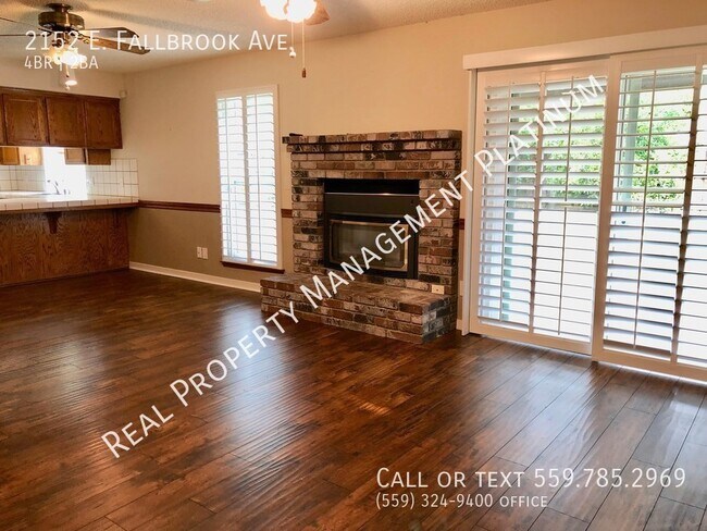 Foto del edificio - $2,300 Maple & Nees 4 Bedroom -  E. Fallbr...