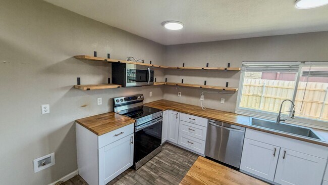 Foto del edificio - Ready to Move In 3-Bedroom Living with Modern Comforts in The Colony, TX