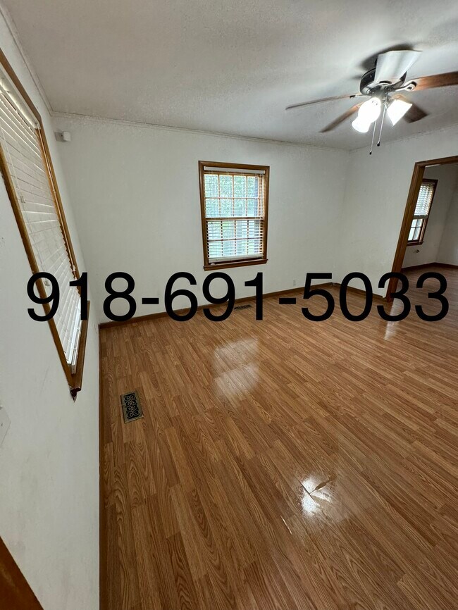 Building Photo - 608 W Commercial